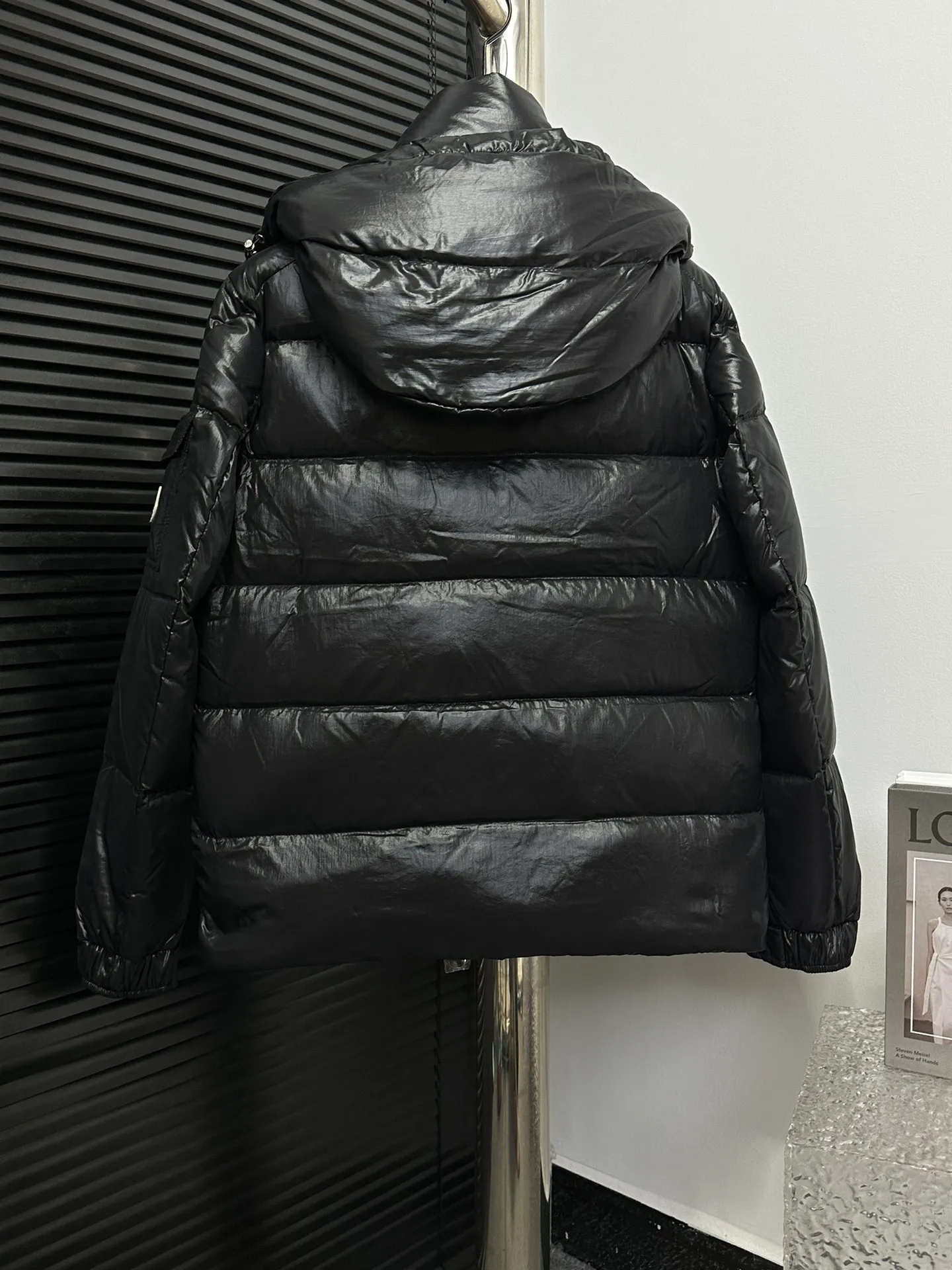 P390 Moncler/ 2026 70 、 。 DNA ， ， 。 Classic ， 、 。 Classic 70 。 Quality， 90 ，Premium Quality ， ，Black ！ Sizes M-3XL